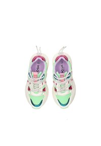 Sneaker multicolori con una base verde menta, caratterizzati da accenti rosa e teal, suola bianca e lacci testurizzati. L'etichetta della taglia è visibile all'interno.