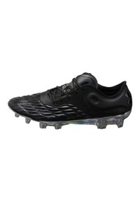 Scarpa da calcio nera con tomaia sintetica testurizzata, chiusura con lacci, colletto imbottito e suola trasparente con tacchetti multipli per trazione.