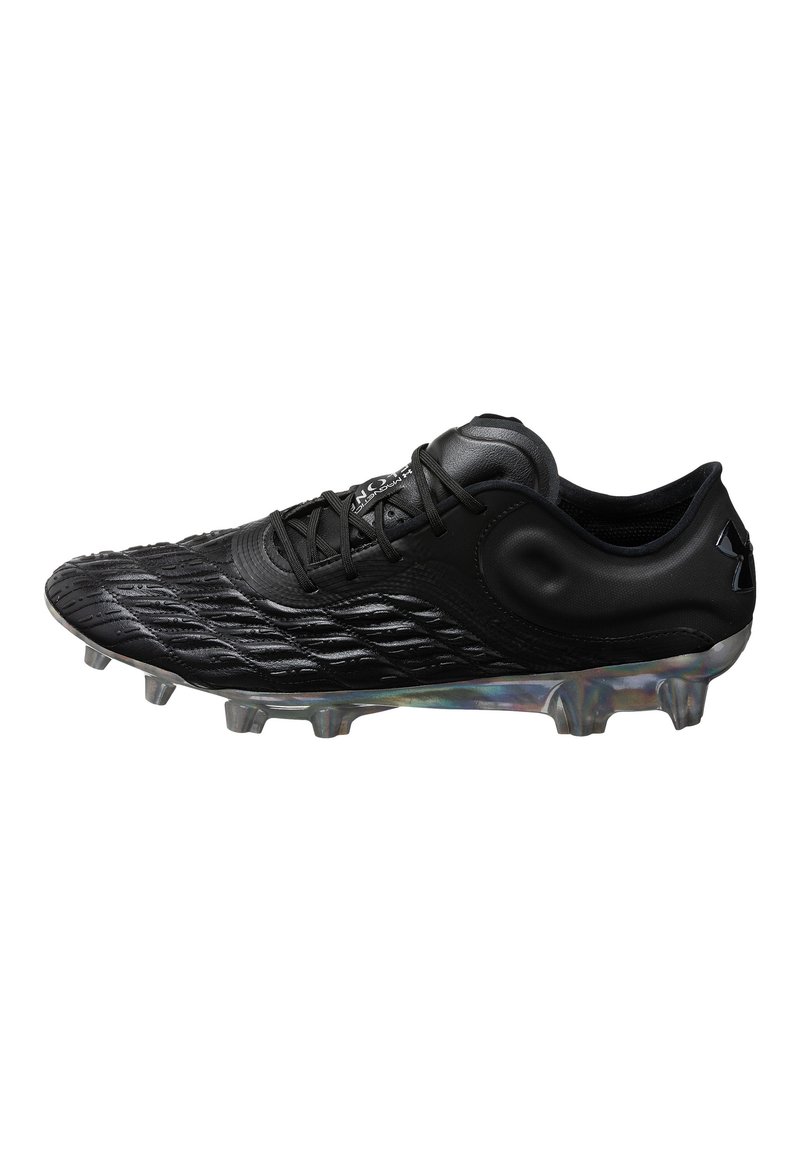 Scarpa da calcio nera con tomaia sintetica testurizzata, chiusura con lacci, colletto imbottito e suola trasparente con tacchetti multipli per trazione.