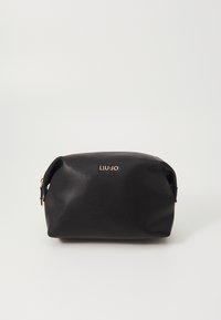 Borsa cosmetica in pelle nera con superficie texture, forma rotonda e logo "LIU JO" in oro sul davanti. Chiusura con cerniera su un lato.