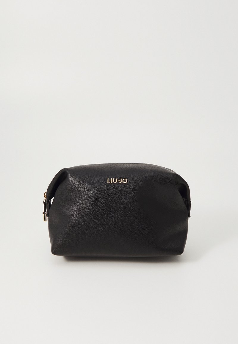 Borsa cosmetica in pelle nera con superficie texture, forma rotonda e logo "LIU JO" in oro sul davanti. Chiusura con cerniera su un lato.