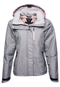 Chaqueta gris claro resistente a la intemperie con un forro interior rosa, capucha ajustable, bolsillos con cremallera y detalles en negro. Presenta una tela texturizada.