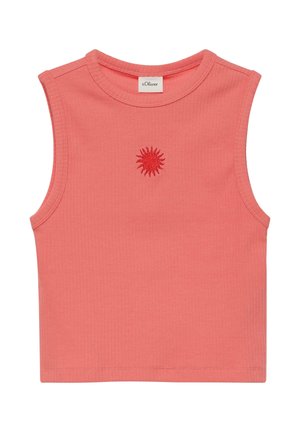 Ärmelloses korallenfarbenes geripptes Crop-Top mit rundem Halsausschnitt und kleiner roter Sonnenstickerei zentriert unter dem Kragen.