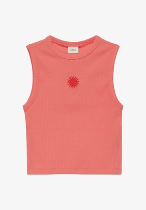 Ärmelloses korallenfarbenes geripptes Crop-Top mit rundem Halsausschnitt und kleiner roter Sonnenstickerei zentriert unter dem Kragen.