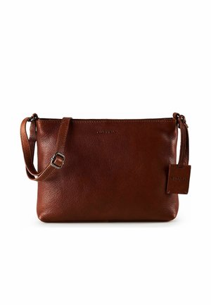 Bolso bandolera de cuero marrón texturizado con correa ajustable y pequeña etiqueta de cuero adjunta sobre fondo blanco.