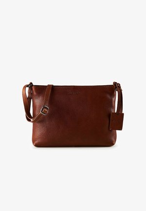 Bruine, getextureerde leren crossbodytas met verstelbare riem en een klein aangehecht leren label, op een witte achtergrond.