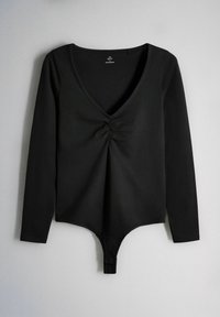 Crni bodi s dugim rukavima, dubokim V-izrezom i nabranim detaljem sprijeda, s kopčom na dnu i glatkom teksturom.