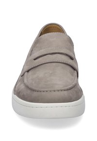 Graue Wildleder-Slipper mit runder Spitze, die zwei dekorative Riemen über dem Vorderblatt aufweisen, sowie eine weiße Gummisohle. Glatte Oberfläche durchgängig.
