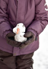 Sniegavīrs ar brūnām cimdiem, ķermenis no sniega, deguns no burkāna un acis no mazām tumšām akmentiņām. Fonā violeti ziemas jaka.