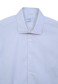 Camicia da uomo slim-fit bianca con strisce verticali grigie chiare e tre bottoni visibili, distesa con il colletto aperto.