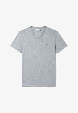 T-shirt en coton gris à col en V avec des manches courtes, arborant un petit logo brodé vert sur la poitrine gauche. Texture douce, coupe décontractée.