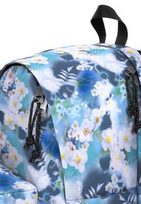Batoh s květinovým vzorem v modro-bílé kombinaci. Vyroben z odolné látky, s černými šňůrkami a zipy.