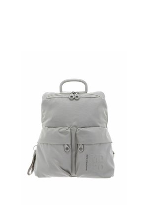 Mochila rectangular gris con dos bolsillos frontales con cremallera, una asa superior y cierres de cremallera dobles en el compartimento principal.