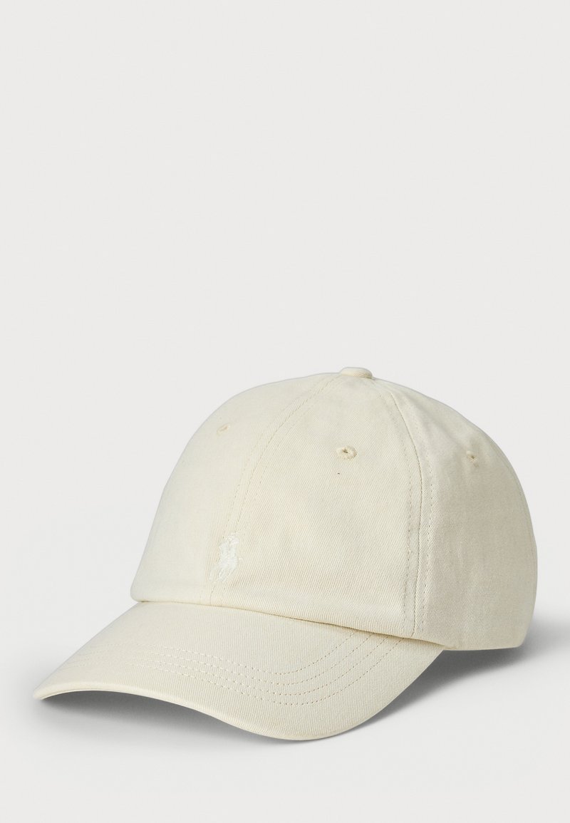 Casquette de baseball en coton crème, forme structurée, visière incurvée, design à six panneaux avec des trous de ventilation, dotée d'un détail de logo subtil.