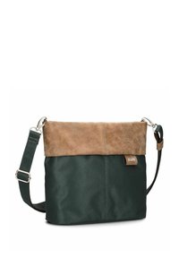 Borsa a tracolla verde in tessuto con una patta in suede marrone, accessori in metallo argentato, tracolla regolabile e un piccolo logo sul lato.