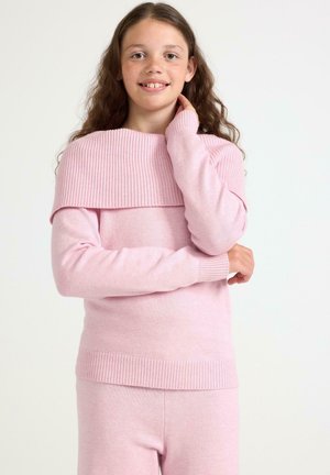 Jasnoróżowy sweter z dzianiny z szerokim prążkowanym kołnierzem i długimi rękawami, charakteryzujący się miękką teksturą oraz prążkowanym wykończeniem na talii i mankietach.