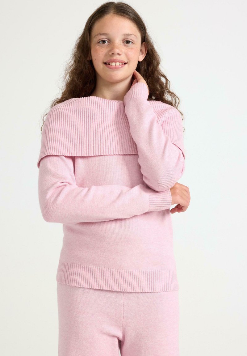 Hellrosa Strickpullover mit breitem Rippkragen und langen Ärmeln, der eine weiche Textur und einen gerippten Saum an der Taille und den Bündchen aufweist.