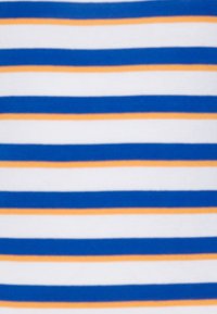 Tkanina bawełniana z poziomymi paskami w ciemnoniebieskim, jasnoniebieskim i pomarańczowym kolorze. Gładka tekstura z równą odstępami między paskami.