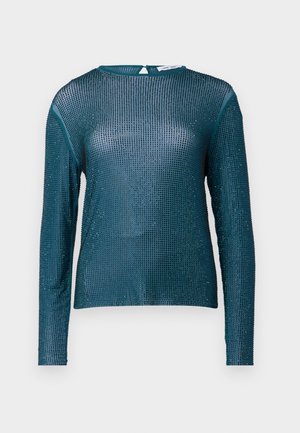 Camiseta de manga larga color verde azulado hecha de malla transparente con un patrón de cuadrícula. Presenta un escote redondo y un cierre en la parte posterior, adornada con un sutil brillo.