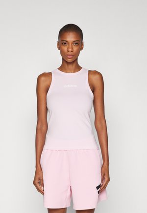 Top sportivo rosa chiaro con scollatura rotonda, caratterizzato da un logo Adidas bianco centrato sul petto. Abbinato a pantaloni corti rosa coordinati.