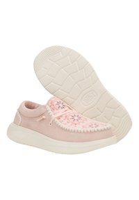 Scarpe slip-on in pelle scamosciata rosa con dettagli in crochet, suola in gomma bianca e fondo strutturato. Presentano un laccio decorativo e dettagli di cucitura.