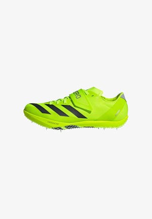 Neon groene sportschoenen met zwarte strepen, een lichtgewicht mesh bovenwerk, een stevige riem en een spikezool voor grip.