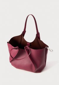 Emmer-stijl tote bag in bordeaux gekorreld leer, met een bruine binnenkant, dubbele handvatten en een zilveren sluiting.