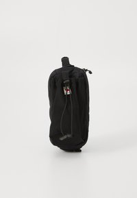 Sacca in tessuto nero con chiusura a zip, dotata di un anello per appenderla e coulisse. Forma cilindrica sottile con superficie testurizzata.