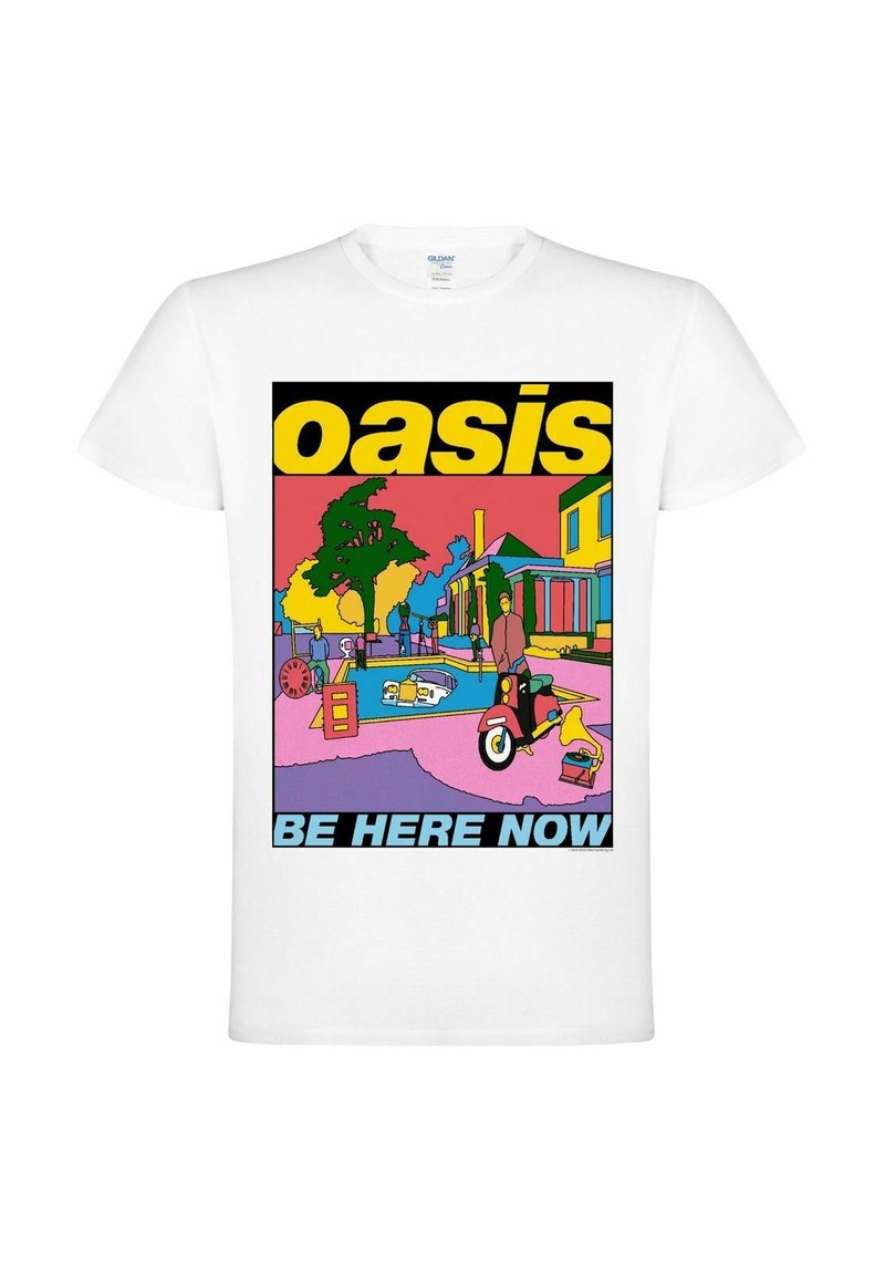 Bílý bavlněný tričko s barevným grafickým designem, kde je žlutý text "oasis" a modrý "BE HERE NOW", zobrazující živou scénu z přírody.