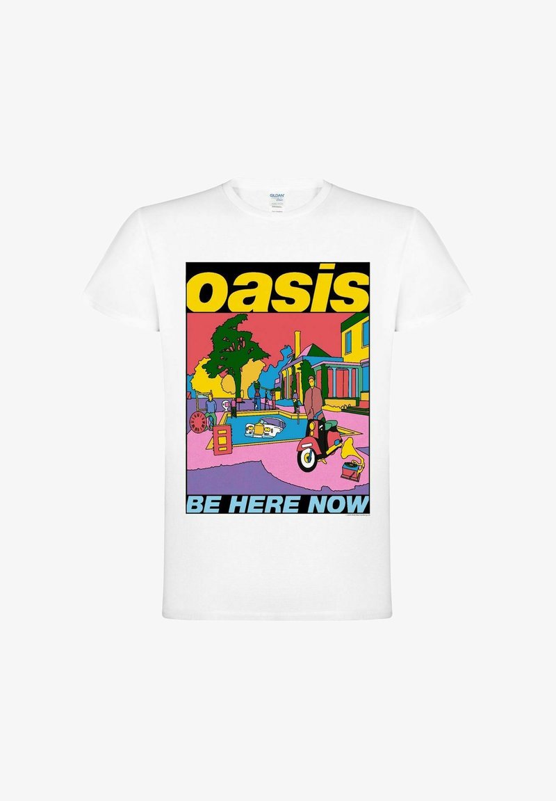 Bílý bavlněný tričko s barevným grafickým designem, kde je žlutý text "oasis" a modrý "BE HERE NOW", zobrazující živou scénu z přírody.
