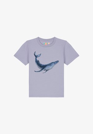 Lichtpaarse katoenen t-shirt met een gedetailleerde afbeelding van een blauwe walvis in het midden, ronde halslijn en korte mouwen.
