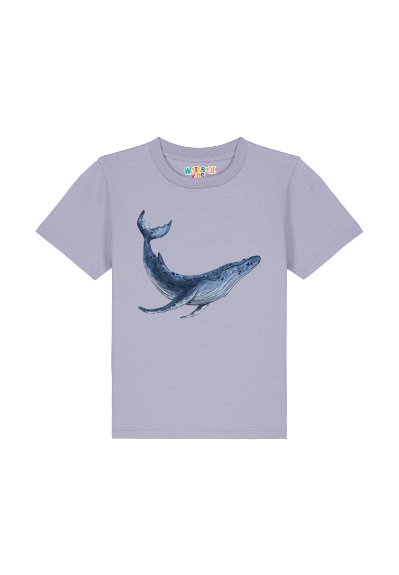 Lichtpaarse katoenen t-shirt met een gedetailleerde afbeelding van een blauwe walvis in het midden, ronde halslijn en korte mouwen.