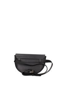 Borsa a tracolla in pelle nera con forma arrotondata, superficie testurizzata e chiusura a pattina. Include una lunga cintura regolabile.