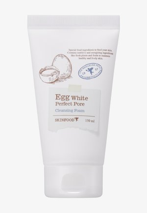 Tube blanc de SkinFood Egg White Perfect Pore Cleansing Foam avec illustrations d'œufs et information sur le volume de 150 ml.