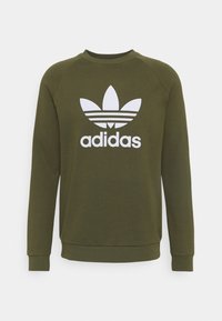 Sudadera verde oliva con mangas largas, cuello redondo y el logo blanco de Adidas trefoil en el frente. Hecha de tela suave.