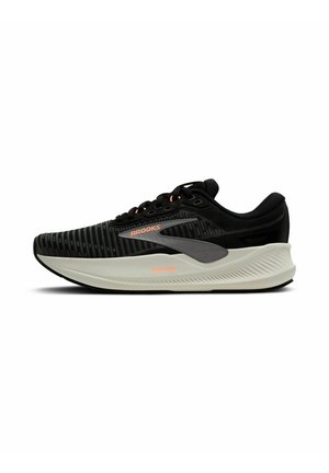 Chaussure de course Brooks noire avec logo gris, semelle blanche amortissante et accents orange subtils, montrée de profil gauche.