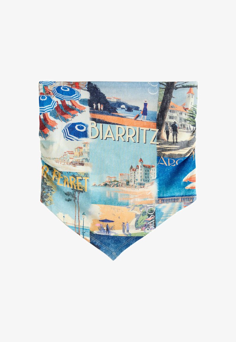Écharpe avec des scènes de plage vintage incluant des parapluies, des personnes et de l'architecture, avec le texte "Biarritz" et des images côtières.