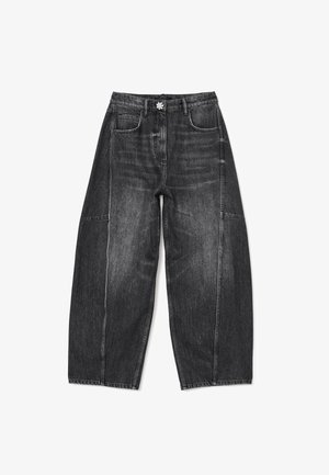 Jeans in denim nero a gamba larga con una finitura sbiadita, dotati di cinque tasche e cuciture dettagliate. La vita include un bottone decorativo.