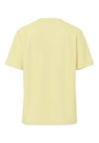 T-shirt giallo a maniche corte in cotone morbido. Presenta un collo rotondo e un design semplice senza motivi o accenti evidenti.