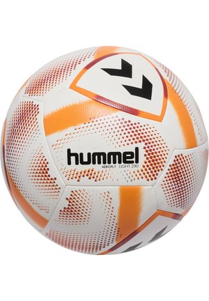 Hvid fodbold med orange og maroon accenter, der har en tekstureret overflade, hexagonale paneler og "hummel" branding.