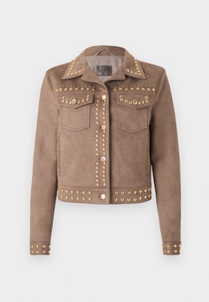 Giacca in camoscio taupe con borchie rotonde dorate, chiusura frontale con bottoni, due tasche a patta sul petto e maniche lunghe su sfondo bianco.