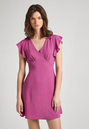Vestido corto rosa con mangas acampanadas, escote en V y detalles fruncidos en el busto. Hecho de una tela texturizada, diseño a la altura de la rodilla.