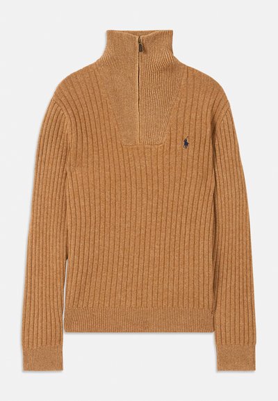 Rjav rebrast pulover z visokim ovratnikom, četrtinskim zadrgo in majhnim logotipom na prsih. Mehka tekstura, prilegajoča zasnova, dolgi rokavi.