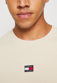 Tommy Jeans RLX XS BADGE CREW - Felpa - classic beige