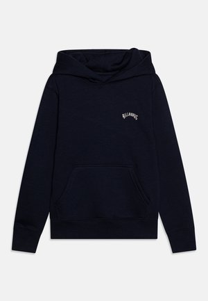 Felpa blu navy con tasca frontale e logo bianco "Billabong" sul petto, dotata di maniche lunghe e cappuccio.