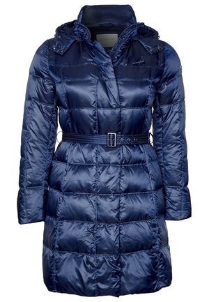 Manteau long matelassé bleu marine avec ceinture, poches zippées, col montant et capuche attachée.