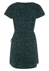 Robe verte à manches courtes, présentant un motif à pois blancs, une taille cintrée et une jupe évasée, fabriquée en tissu léger.