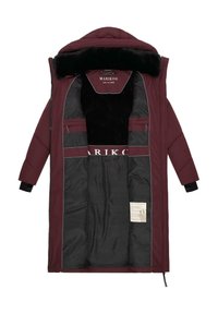 Cappotto imbottito color mogano con colletto in pelliccia sintetica nera, chiusura con zip e più tasche interne. L'interno presenta una fodera nera liscia.