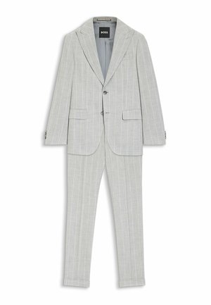 Abito a due pezzi grigio chiaro a righe sottili con blazer a bavero a incavo e pantaloni coordinati, design di BOSS, disteso su sfondo bianco.