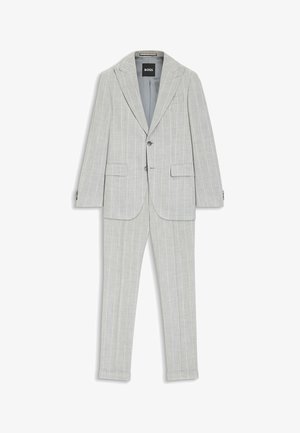 Abito a due pezzi grigio chiaro a righe sottili con blazer a bavero a incavo e pantaloni coordinati, design di BOSS, disteso su sfondo bianco.